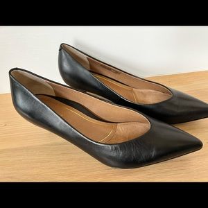 VIONIC BLACK KITTEN HEELS SIZE 9.5